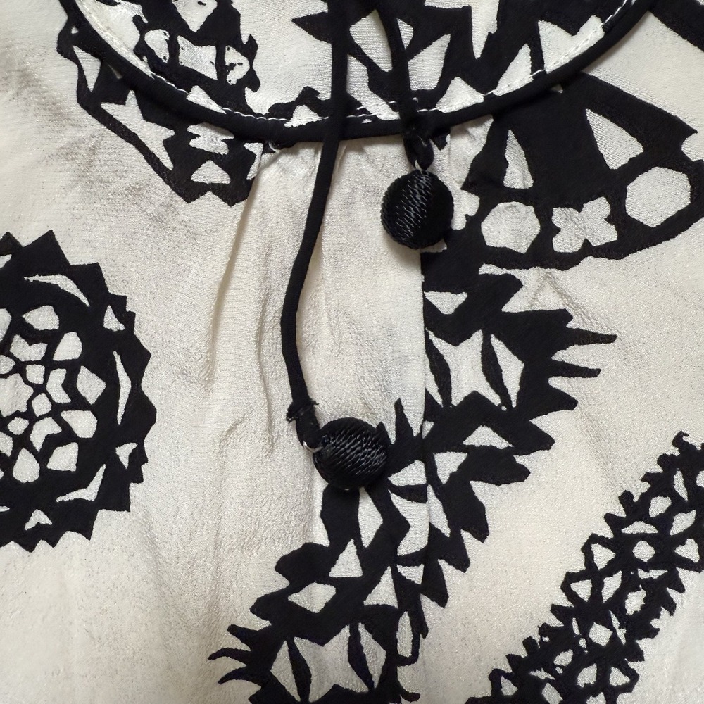 Women's Anthropologie Silk Sleeveless Top | Cream Black Shapes | Size 8 - Picture 2 of 6